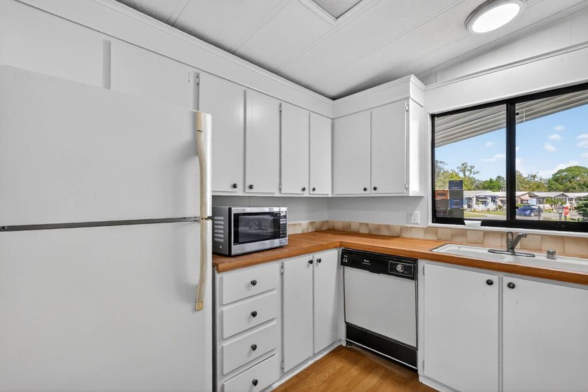 SELLER WILL PAY THE FIRST 4 MONTHS RENT ON THE LEASE WITH - photo 11