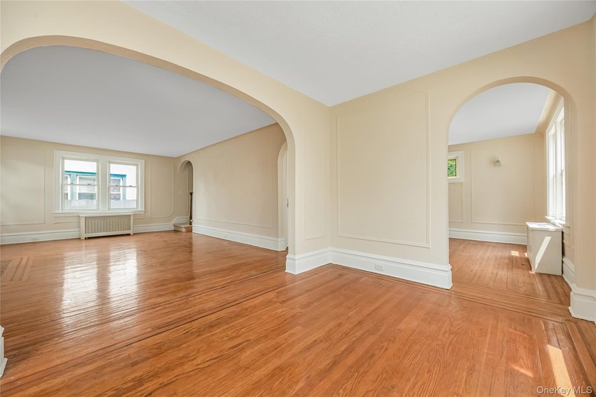Move right in to this renovated Tudor style home w/ 4 bedroom, 2 - photo 11