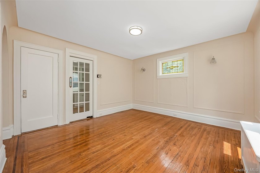 Move right in to this renovated Tudor style home w/ 4 bedroom, 2 - photo 12