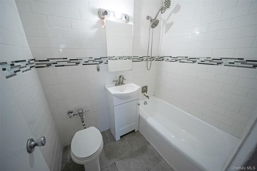 Welcome to this spacious and sun-filled Junior 4 co-op ideally - photo 13