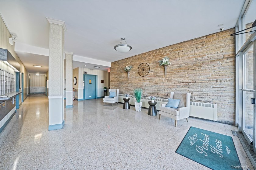 Welcome to this spacious and sun-filled Junior 4 co-op ideally - photo 15