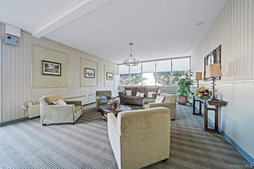 Welcome to this spacious and sun-filled Junior 4 co-op ideally - photo 16