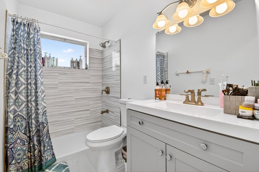 Welcome to this beautifully updated 2-bedroom, 2-bathroom - photo 6