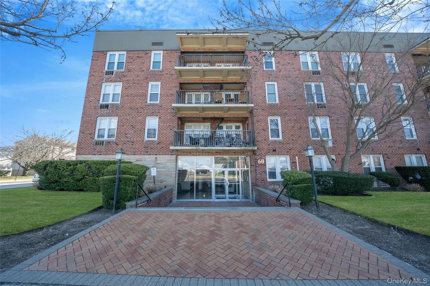Welcome to this spacious and sun-filled Junior 4 co-op ideally - photo 20