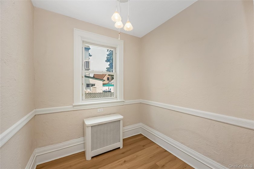Move right in to this renovated Tudor style home w/ 4 bedroom, 2 - photo 21