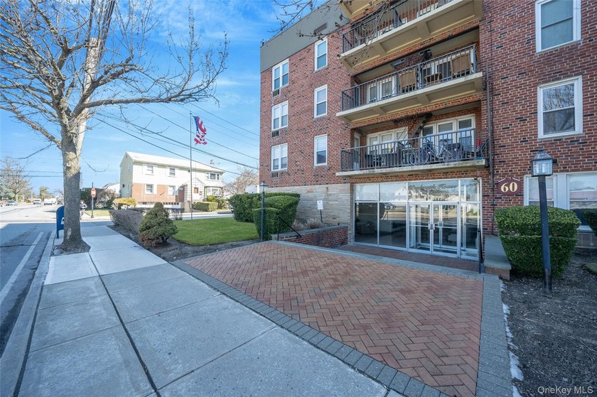 Welcome to this spacious and sun-filled Junior 4 co-op ideally - photo 21