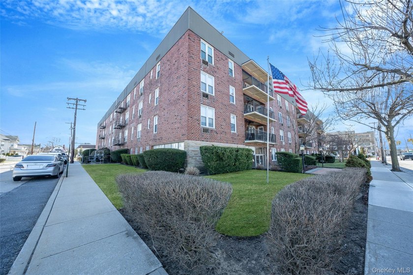Welcome to this spacious and sun-filled Junior 4 co-op ideally - photo 22