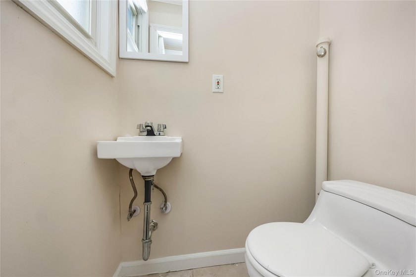 Move right in to this renovated Tudor style home w/ 4 bedroom, 2 - photo 23