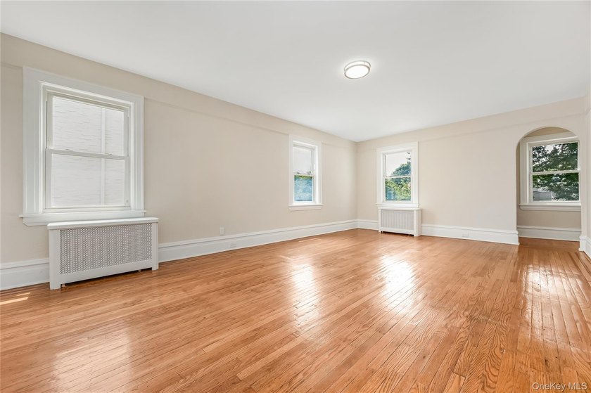 Move right in to this renovated Tudor style home w/ 4 bedroom, 2 - photo 25