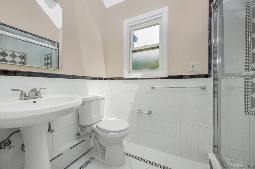 Move right in to this renovated Tudor style home w/ 4 bedroom, 2 - photo 27