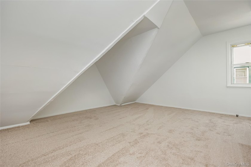 Move right in to this renovated Tudor style home w/ 4 bedroom, 2 - photo 30