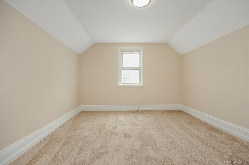 Move right in to this renovated Tudor style home w/ 4 bedroom, 2 - photo 31