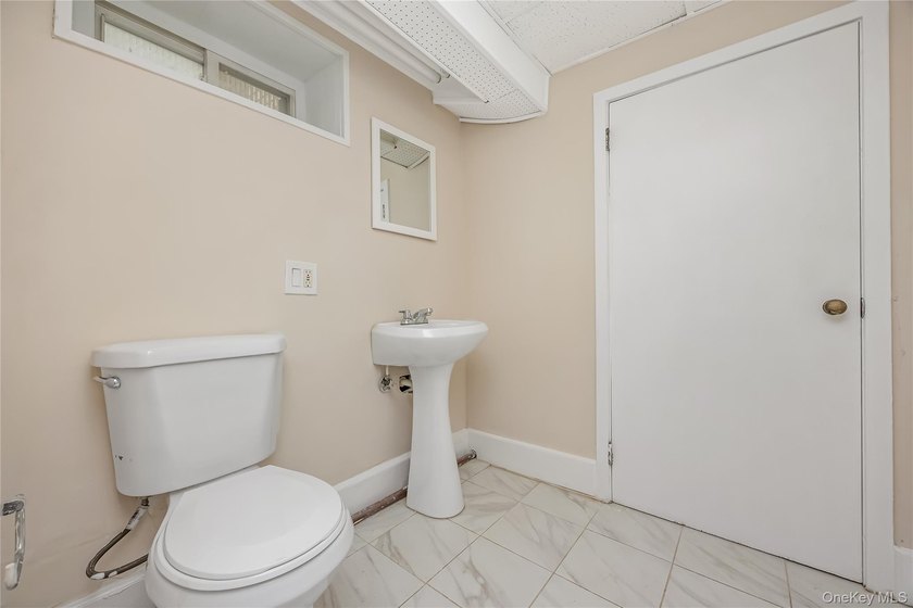 Move right in to this renovated Tudor style home w/ 4 bedroom, 2 - photo 32