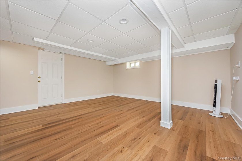 Move right in to this renovated Tudor style home w/ 4 bedroom, 2 - photo 33