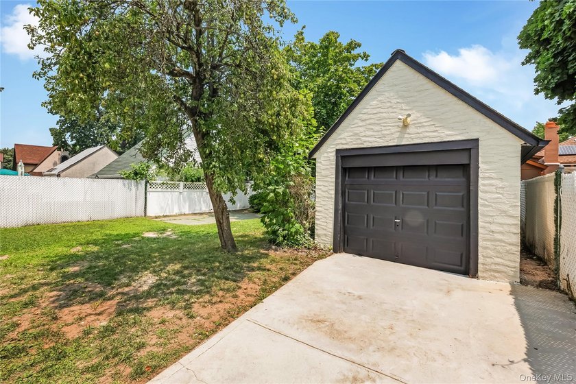 Move right in to this renovated Tudor style home w/ 4 bedroom, 2 - photo 36