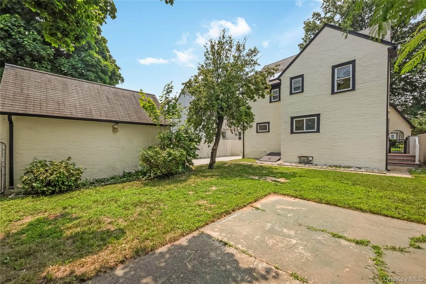 Move right in to this renovated Tudor style home w/ 4 bedroom, 2 - photo 37