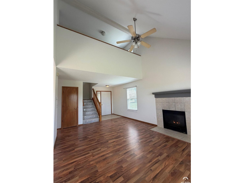 Price reduction on this beautiful townhouse. Recently updated - photo 4