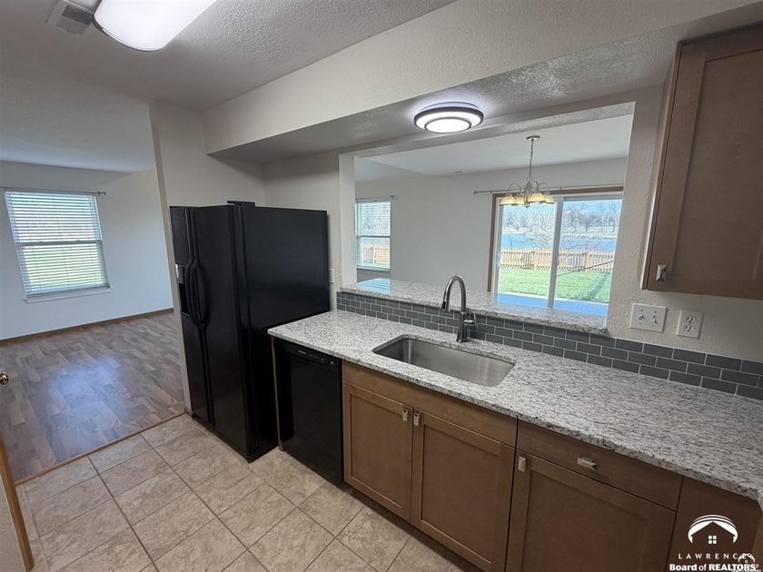 Price reduction on this beautiful townhouse. Recently updated - photo 9