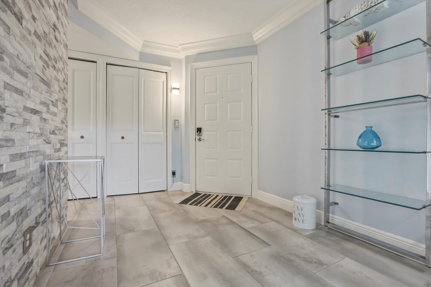 Make this beautifully updated and tastefully decorated 1-bedroom - photo 3