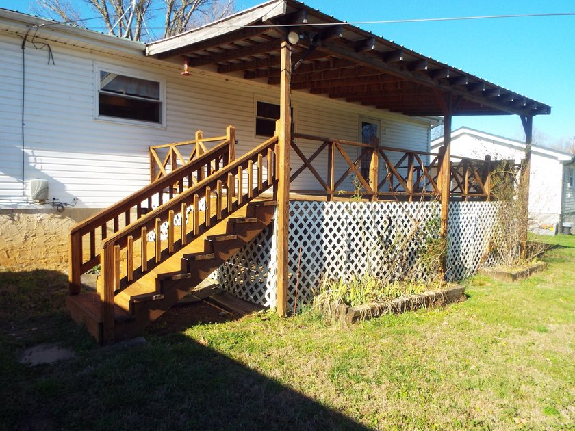 This charming ranch sits on level lot with upgraded appliances - photo 21