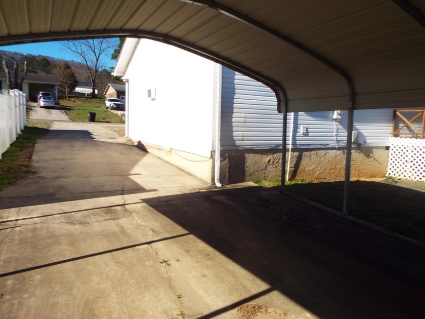This charming ranch sits on level lot with upgraded appliances - photo 25
