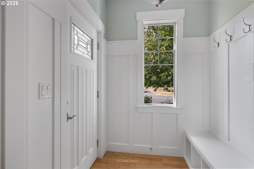Darling, single level cottage in a quiet neighborhood - photo 4