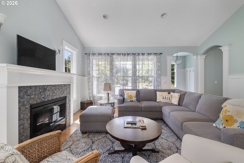 Darling, single level cottage in a quiet neighborhood - photo 7