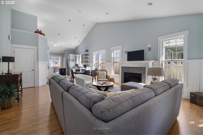Darling, single level cottage in a quiet neighborhood - photo 8