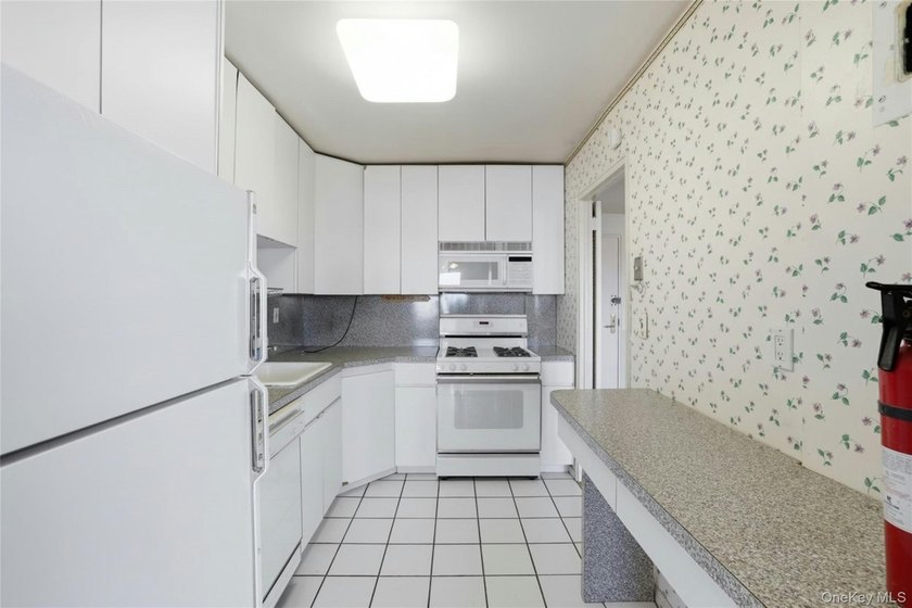 Welcome to the sought after Continental Residence and this well - photo 17