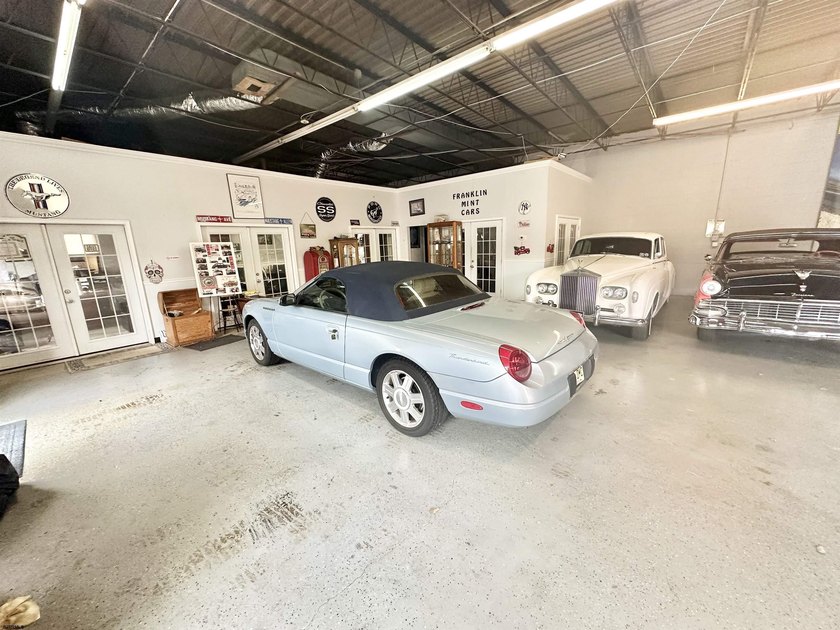 ************************** TREMENDOUS COMMERCIAL PROPERTY ON - photo 7