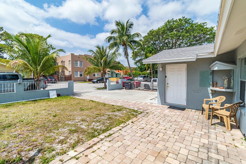 Charming Home with Attached Studio in Vibrant West Palm Beach - photo 4