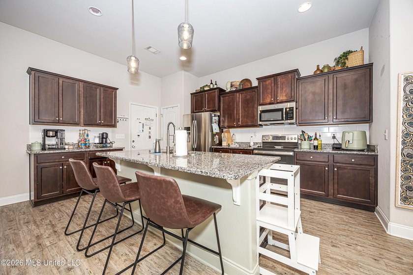 Newly reduced price as of 5/18!! Welcome home to this beautiful - photo 18