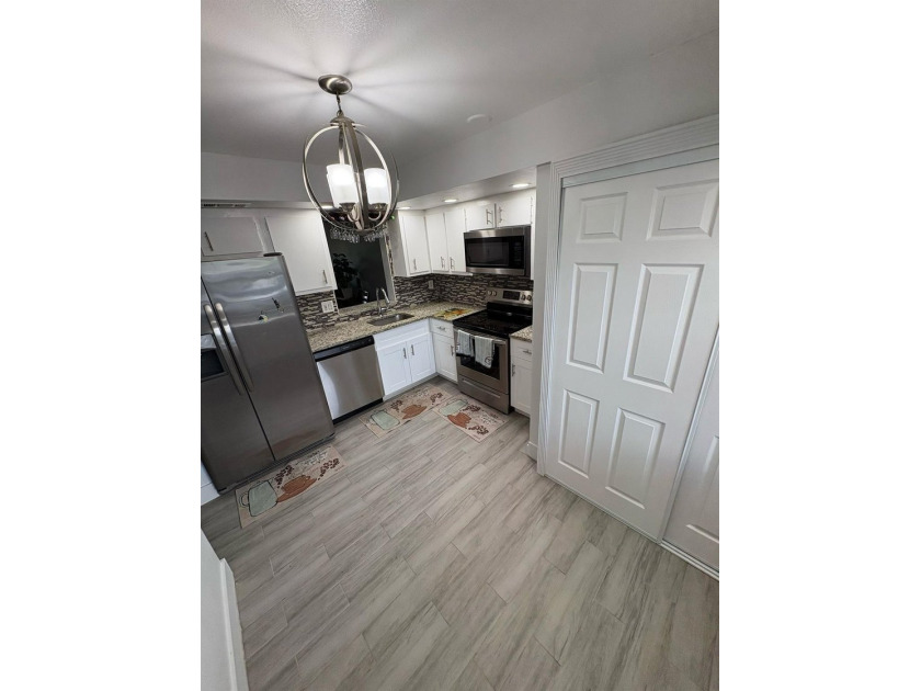 WOW!!! RARELY AVAILABLE REMODLED GROUND FLOOR CORNER UNIT - photo 18