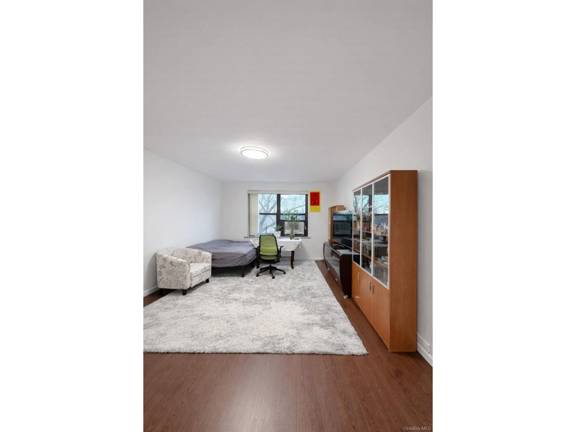 Beautifully maintained and sun-filled one-bedroom residence in - photo 2