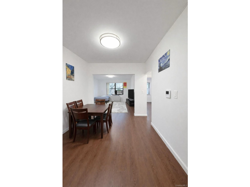 Beautifully maintained and sun-filled one-bedroom residence in - photo 3