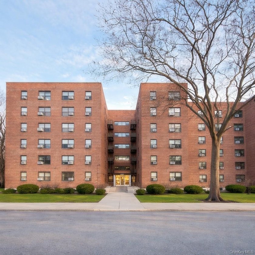 Beautifully maintained and sun-filled one-bedroom residence in - photo 4