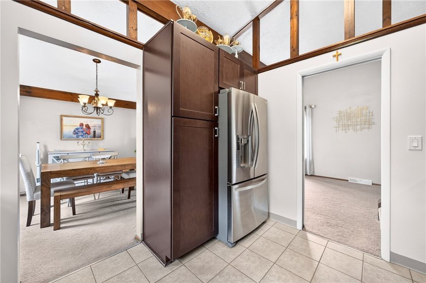 Welcome to this well-maintained 3-bedroom multi-level home - photo 6