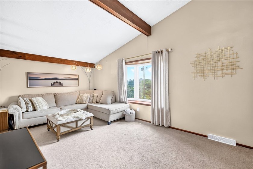 Welcome to this well-maintained 3-bedroom multi-level home - photo 7