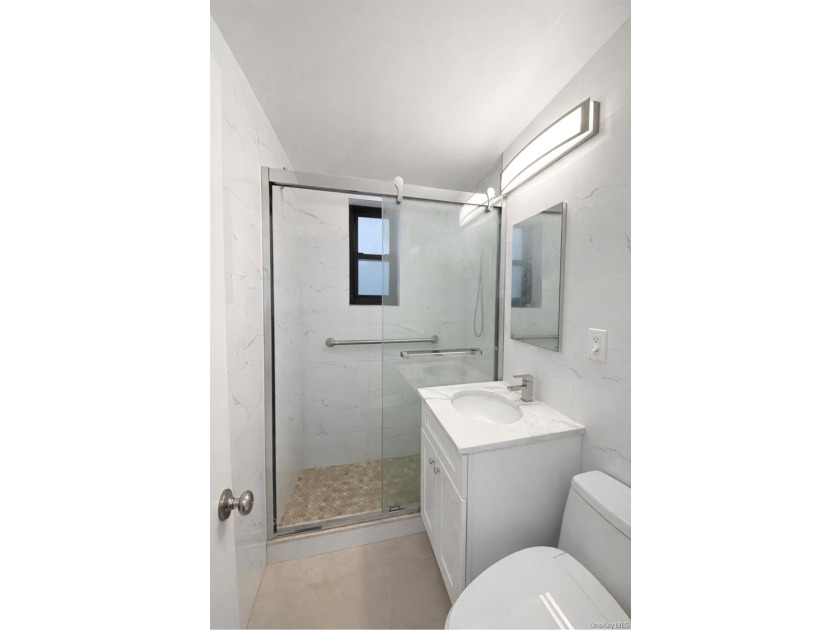 Beautifully maintained and sun-filled one-bedroom residence in - photo 8