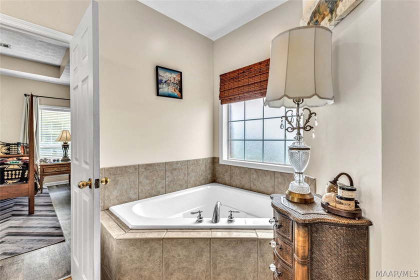 ***Improved price!***Welcome to this beautifully maintained - photo 24