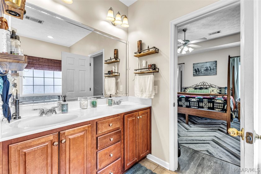 ***Improved price!***Welcome to this beautifully maintained - photo 25