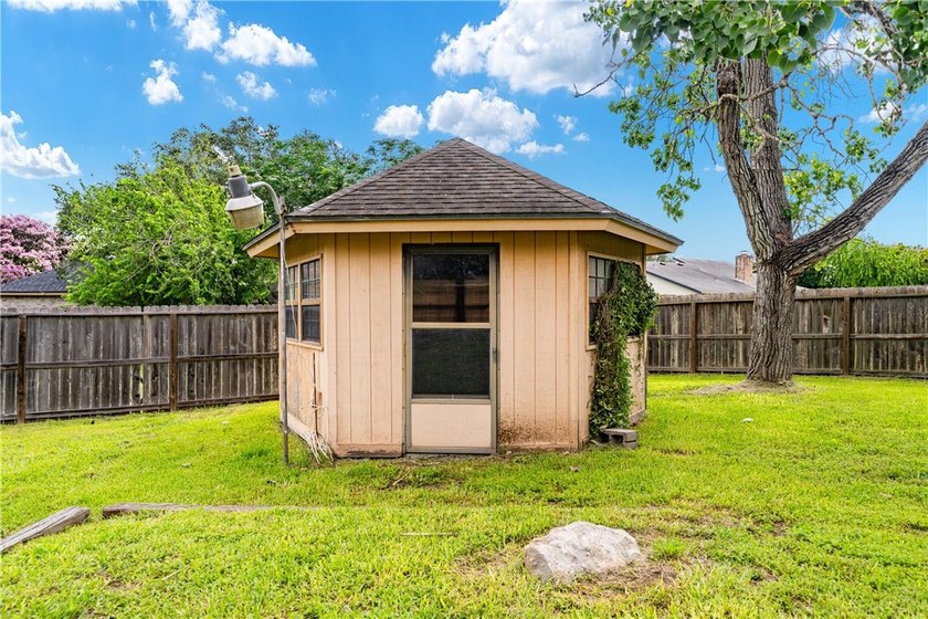 Discover the opportunity to make this home your own in the - photo 27