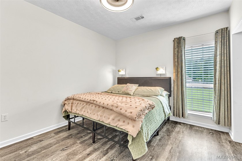 ***Improved price!***Welcome to this beautifully maintained - photo 31