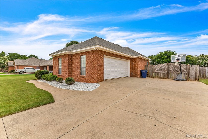 ***Improved price!***Welcome to this beautifully maintained - photo 41