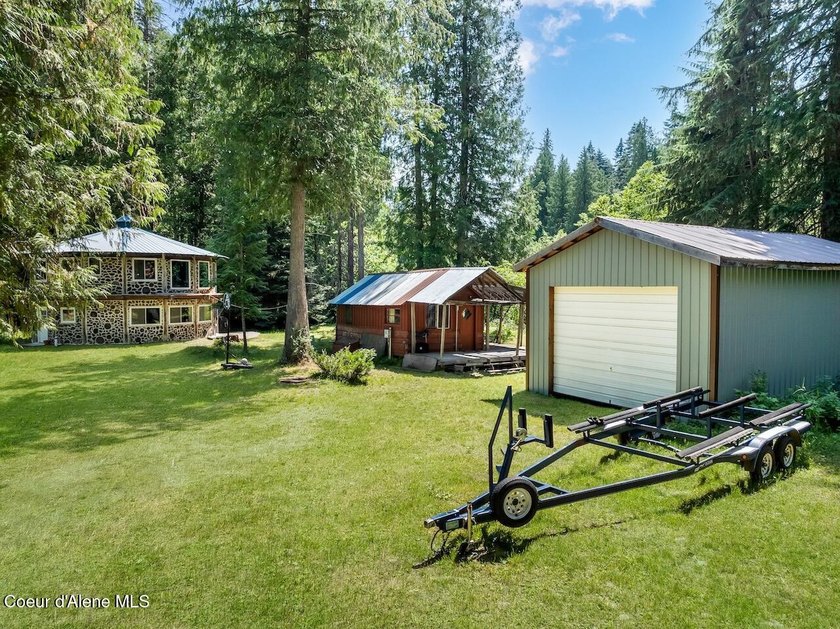 Tucked along 180 feet of Granite Creek frontage, this rare 1 - photo 2
