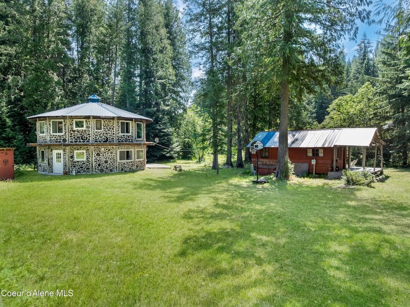 Tucked along 180 feet of Granite Creek frontage, this rare 1 - photo 5