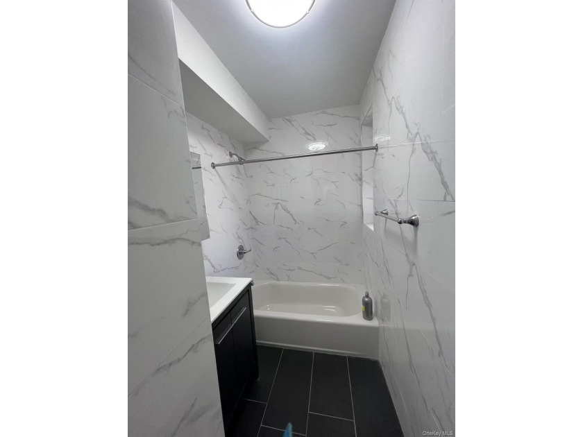 This impressive condo apartment features three bedrooms and a - photo 2