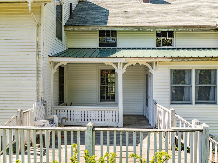 Spacious family intown home featuring an attached two-story barn - photo 3