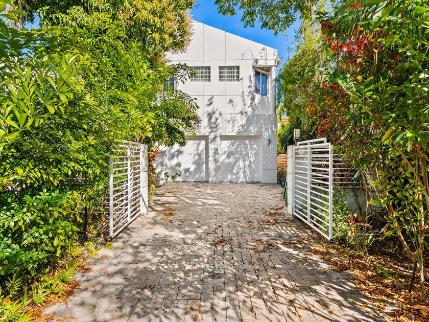 Stunning contemporary waterfront estate on the Karen Canal in - photo 49