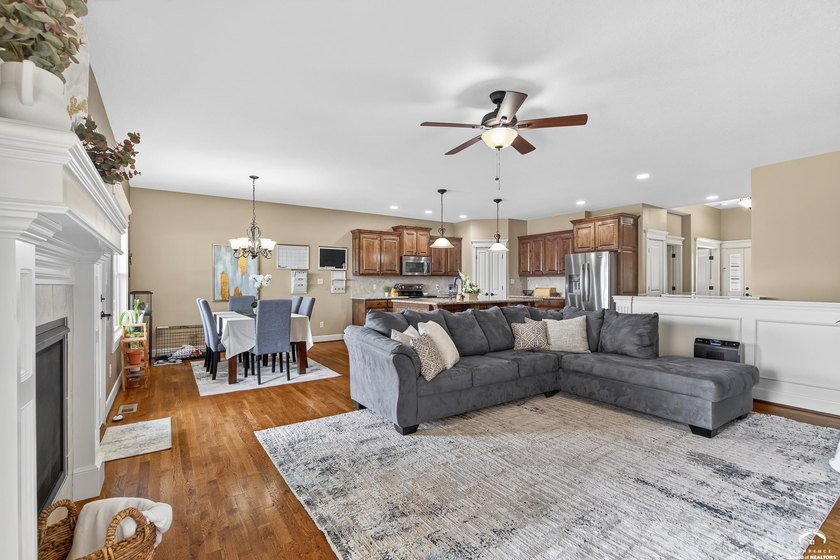 Welcome home to this stunning Kettler-built ranch in desirable - photo 2